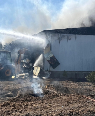 Tarlada Korkutan Yangın, Evleri Tehdit Etti!