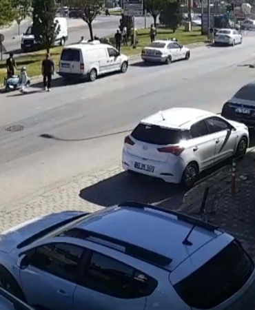 Motosiklet Kazası: Sürücü Yön Levhasına Çarptı!