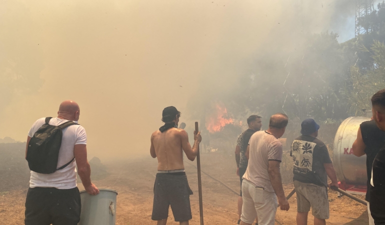 Antalya’da Yangına Turistlerden Destek!