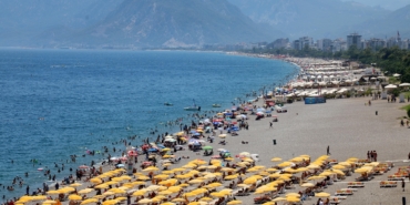 Konyaaltı Sahili’nde Sıcak Hava Yoğunluğu!
