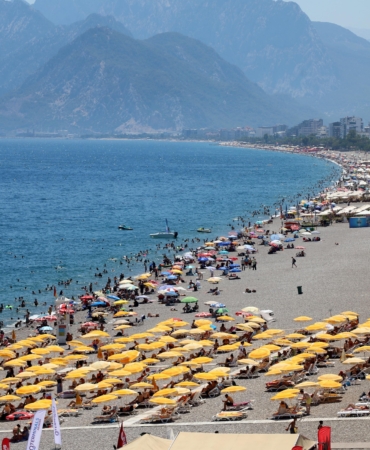 Konyaaltı Sahili’nde Sıcak Hava Yoğunluğu!