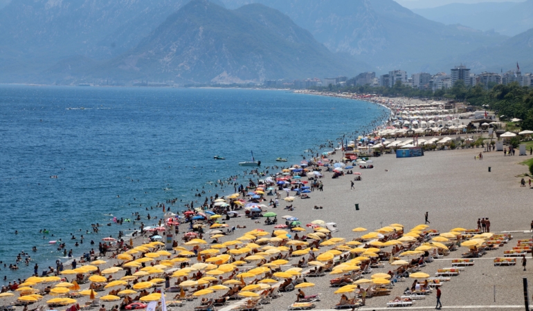 Konyaaltı Sahili’nde Sıcak Hava Yoğunluğu!