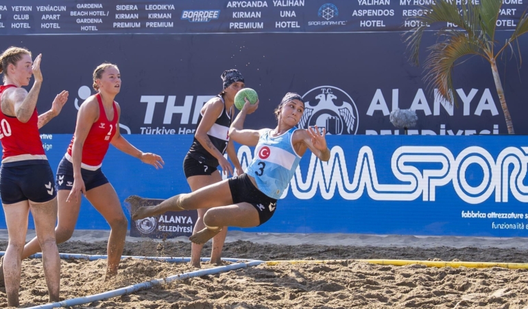 Alanya’da EHF 2025 Plaj Hentbol Şampiyonası Başladı