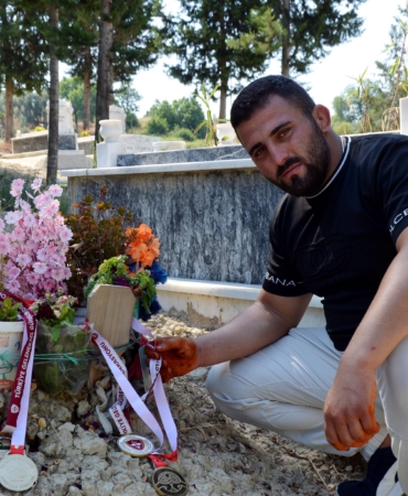 Başpehlivan Olup Babasının Mezarı Ziyaret Etti