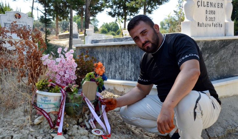 Başpehlivan Olup Babasının Mezarı Ziyaret Etti
