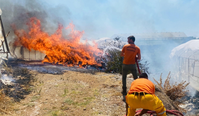 Serik’te Çalılık Yangını Seraya Sıçradı!