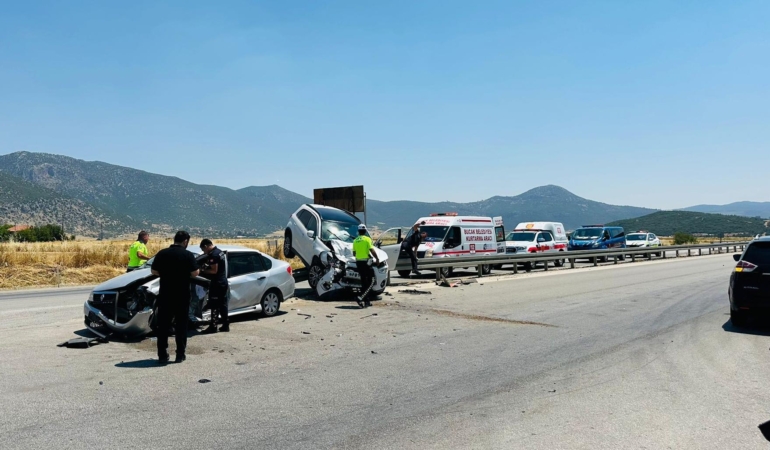 Burdur’da Kaza: 5 Yaralı, İki Bebek de Var!