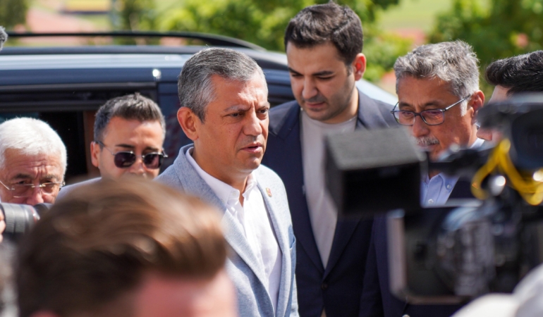 Özgür Özel, Tutuklu Başkan Böcek’i Ziyaret Etti