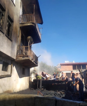 Eğirdir’de Yangın: 3 Ev Küller İçinde!