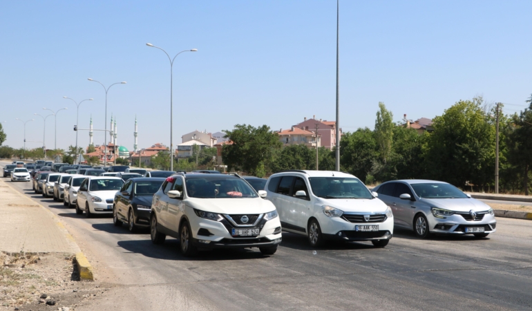 Yaz Yoğunluğu: Afyon-Antalya Yolunda Trafik Kilitlendi!