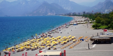 Antalya’da Sıcak Havaya Akın Eden Tatilciler!