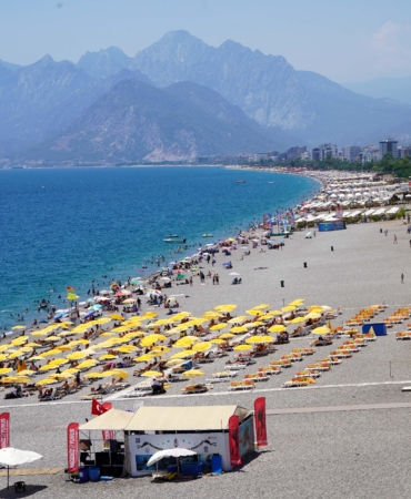 Antalya’da Sıcak Havaya Akın Eden Tatilciler!