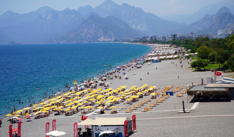 Antalya’da Sıcak Havaya Akın Eden Tatilciler!