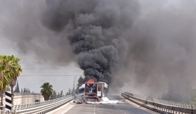 Mobilya Yüklü TIR Yangında Kül Oldu!