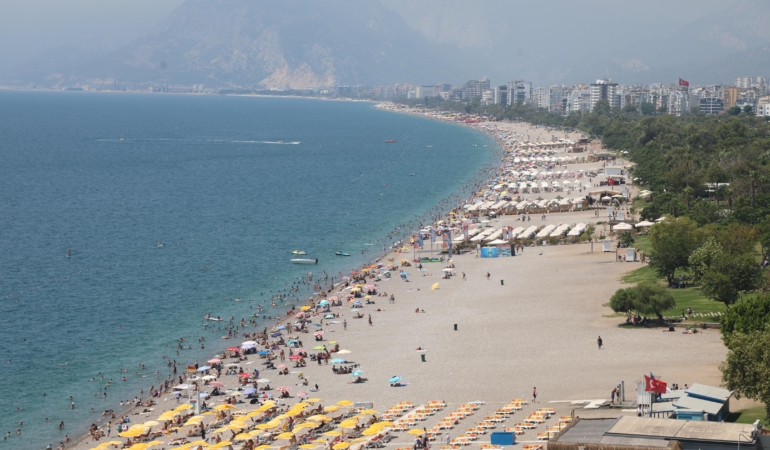Antalya’da Nem Bulutları Sahilleri Doldurdu!
