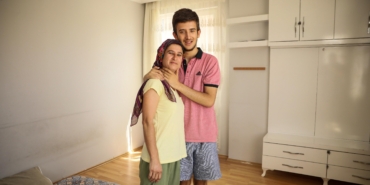 Fedakar Anne, Oğlu İçin Erişte Üretiyor!