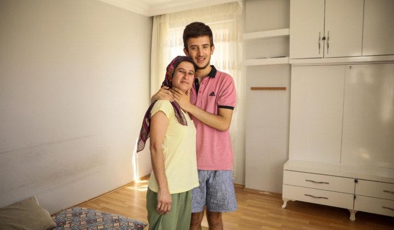 Fedakar Anne, Oğlu İçin Erişte Üretiyor!