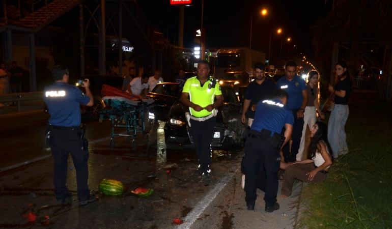 Minibüs ve otomobil çarpıştı: 2 kadın yaralı!