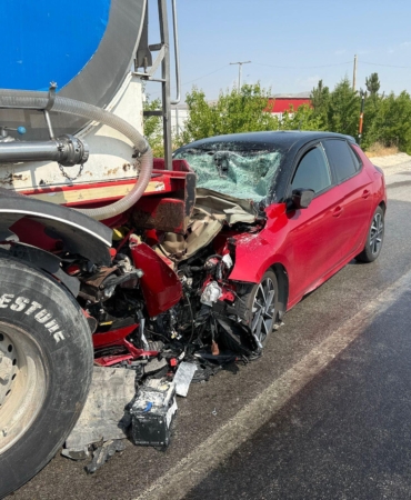 Emniyet Şeridindeki Tankere Çarpan Sürücü Yaralandı!