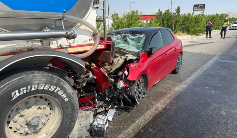 Emniyet Şeridindeki Tankere Çarpan Sürücü Yaralandı!