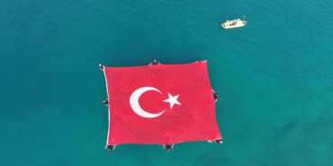 Denizde 15 Temmuz Farkındalığı: Türk Bayrağı Açıldı