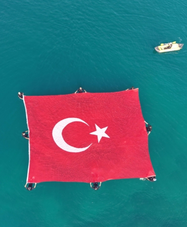 Denizde 15 Temmuz Farkındalığı: Türk Bayrağı Açıldı