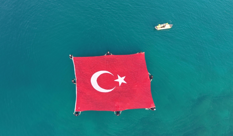 Denizde 15 Temmuz Farkındalığı: Türk Bayrağı Açıldı