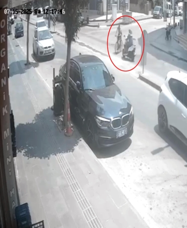Motosiklet ve Bisiklet Çarpıştı: Kaza Kamerada!