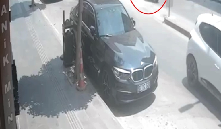 Motosiklet ve Bisiklet Çarpıştı: Kaza Kamerada!