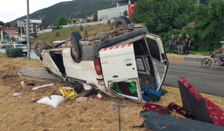 Eğirdir’de Minibüs Devrildi: 4 Yaralı!