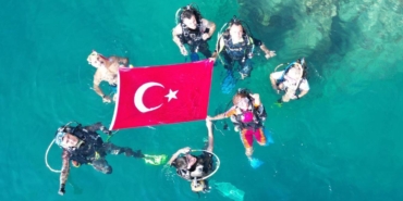 Finike’de Deniz Temizliği: Kaymakam Daldı!