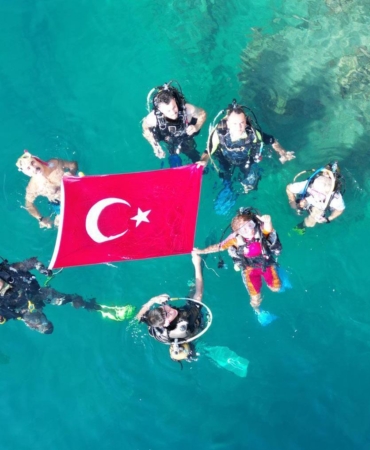 Finike’de Deniz Temizliği: Kaymakam Daldı!