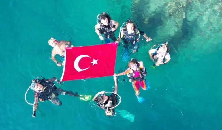 Finike’de Deniz Temizliği: Kaymakam Daldı!