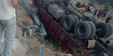 Domates Yüklü Kamyon Devrildi: 1 Ölü