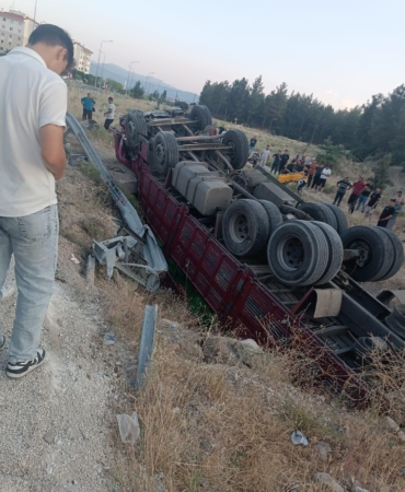 Domates Yüklü Kamyon Devrildi: 1 Ölü