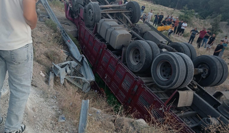 Domates Yüklü Kamyon Devrildi: 1 Ölü