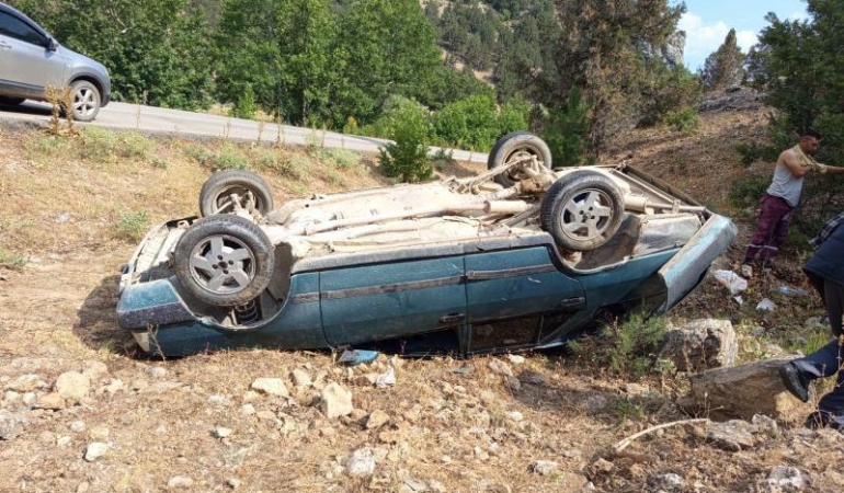 Isparta’da Otomobil Şarampole Yuvarlandı, Sürücü Yaralı!