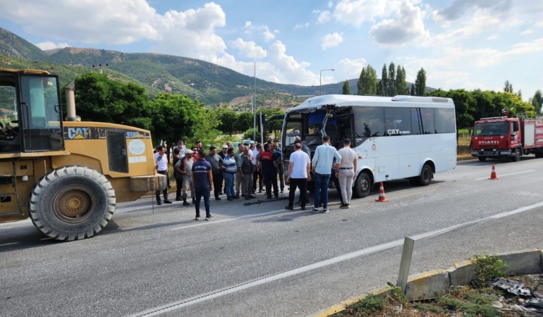 Afyonkarahisar’da Midibüs ve TIR Çarpıştı: 7 Yaralı!