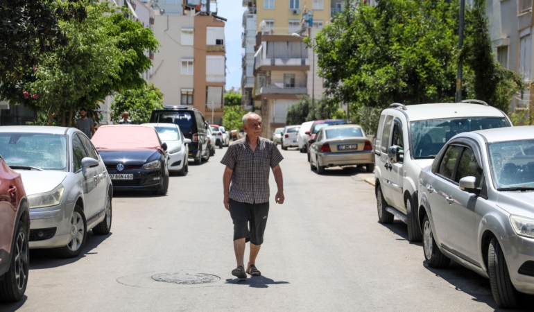 Evden Tahliye Edilen Dede, Torunlarıyla Ev Arıyor