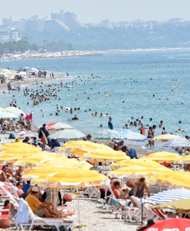 Antalya’da sıcak hava ve deniz keyfi!