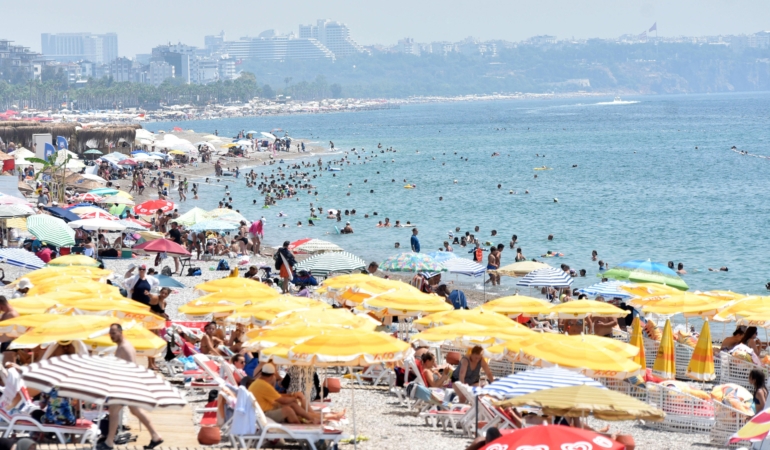 Antalya’da Sıcak Hava, Denizde Serinleme İhtiyacı
