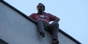 Çatıya çıktı, ekipleri harekete geçirdi