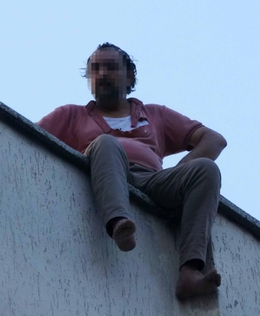 Çatıya çıktı, ekipleri harekete geçirdi