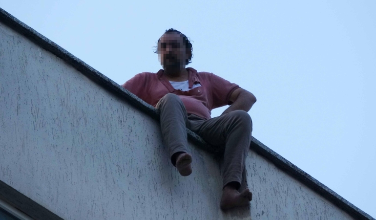 Çatıya çıktı, ekipleri harekete geçirdi