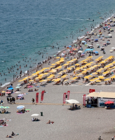 Antalya'da hissedilen sıcaklık 44 dereceyi bulunca sahiller doldu
