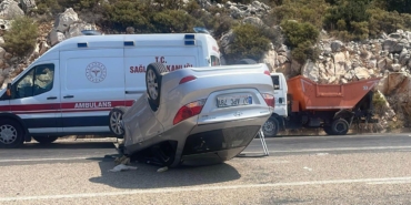 Çöp kamyonuna çarpan araç takla attı: 3 yaralı