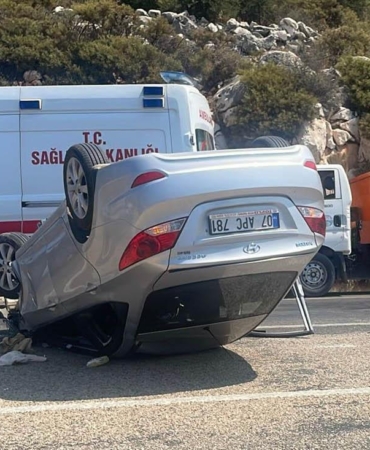 Çöp kamyonuna çarpan araç takla attı: 3 yaralı