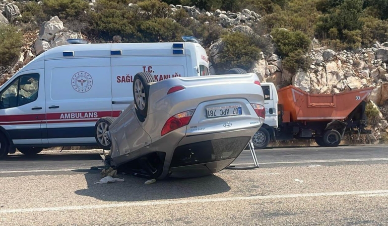 Çöp kamyonuna çarpan araç takla attı: 3 yaralı