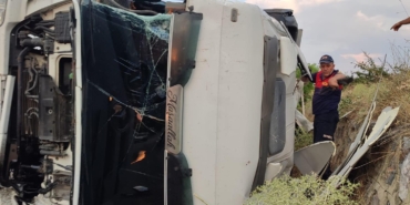 Asfalt tankeri devrildi, sürücü yaralandı