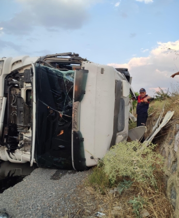 Asfalt tankeri devrildi, sürücü yaralandı